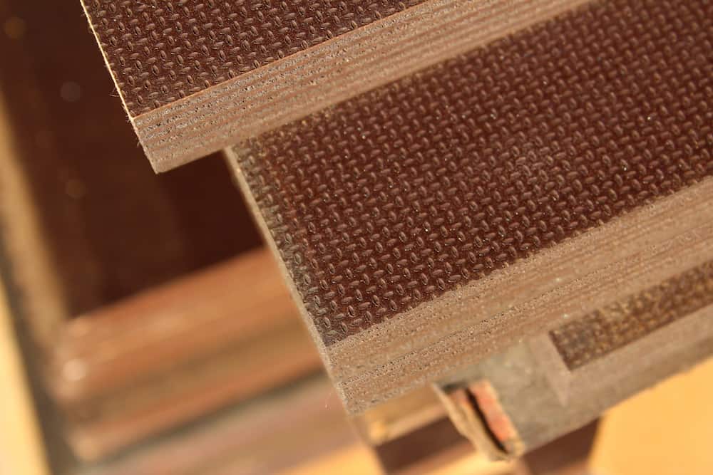 contraplacado anti-derrapante; anti-slip plywood;
